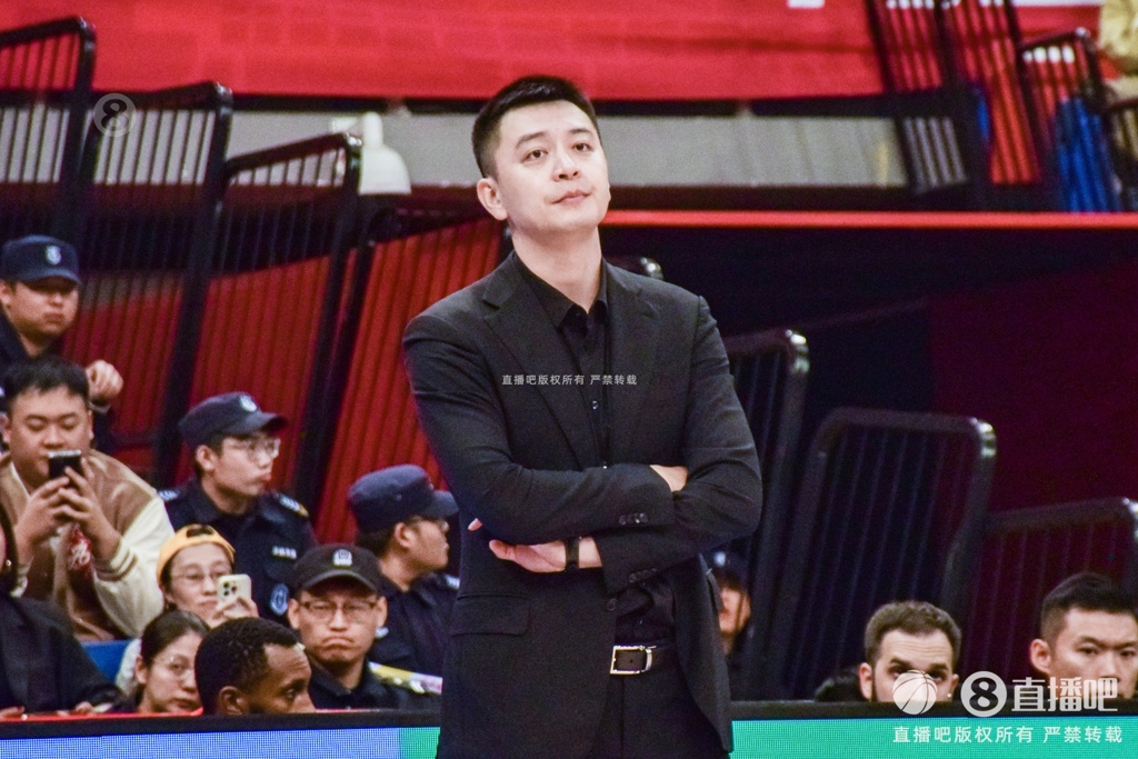 杨鸣：得解决对手对持球人以及一些防守策略的办法 我们在寻找